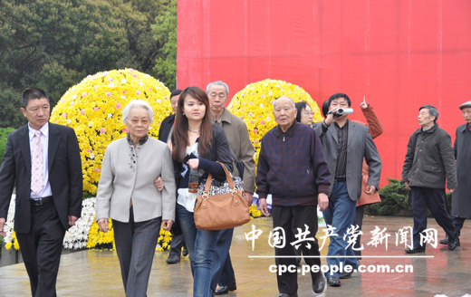 刘少奇长女刘爱琴冒雨回乡祭拜泪洒花明园