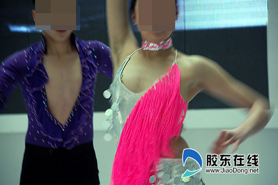 车展拉丁舞美女不慎走光