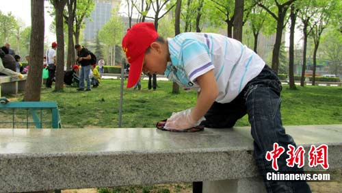 西安志愿者争做保洁员 8090后年轻人成主流