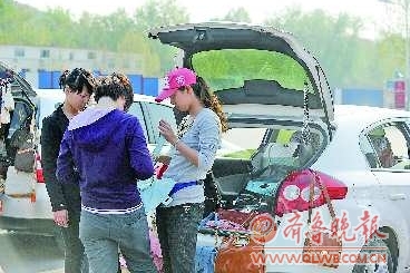 私家车后备箱当柜台卖货(图) 图片新闻 烟台新