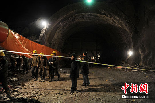 甘肃山丹隧道塌方事故已致2人死亡10人失踪 各