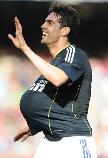 卡卡穿档过人 奔袭助攻 穆帅让他回到圣西罗 体