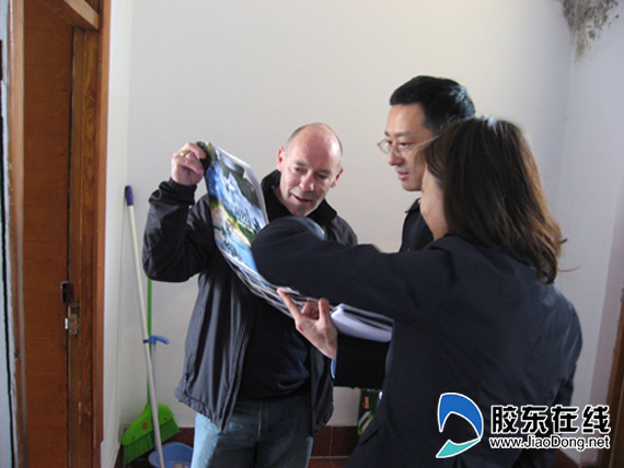 莱阳民警到青岛农业大学海都学院走访外教(图