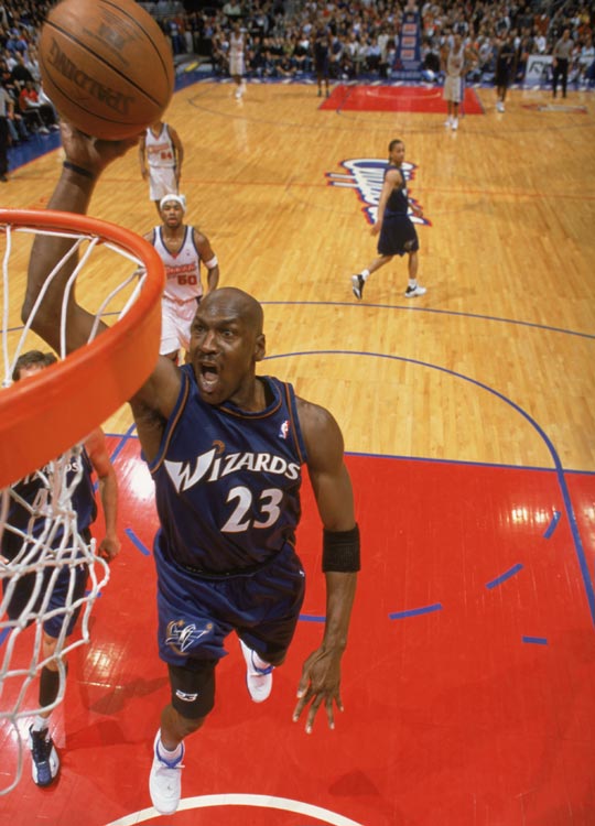 乔丹经典扣篮组图:40岁仍飞天 罚球线起跳经典