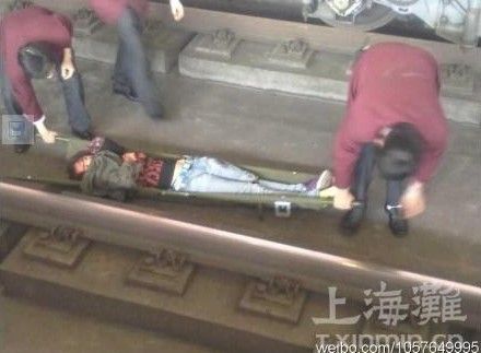 两人进入上海地铁一号线隧道1死1重伤