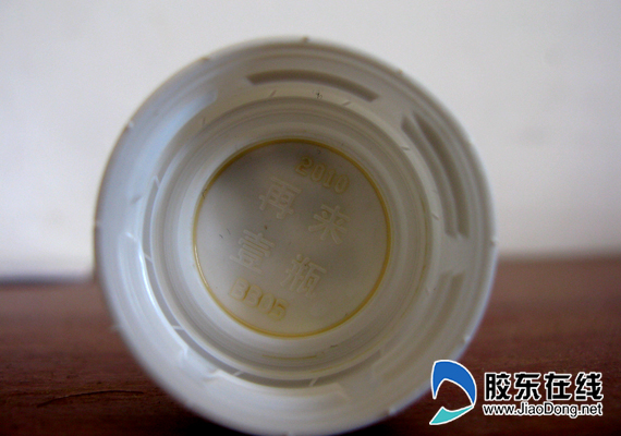 侯嘉伟)偷偷打开饮料瓶盖,看是"再来一瓶"就买走,如是谢谢惠顾则扔下