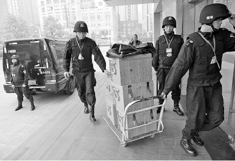 揭秘运钞车押运员工作:拎钞票拎出腰肌劳损(图