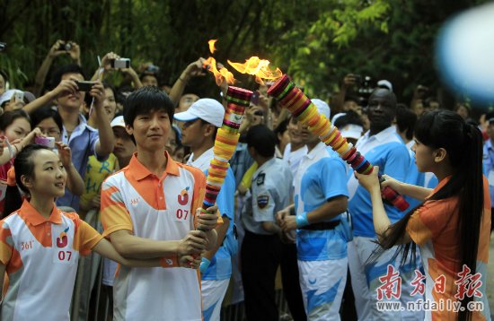 大运火炬传递深圳大学站今天上午成功传递体育
