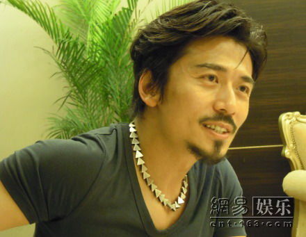 已经四年没有回tvb拍戏的香港男演员唐文龙在