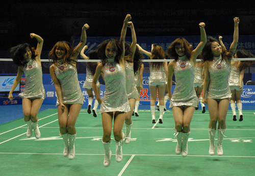 <em>美女热舞</em>助阵苏杯 激情火辣不惧裙底走光(图) 