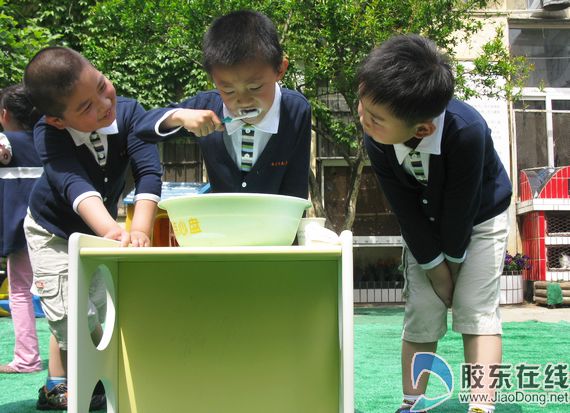 烟台举办儿童刷牙比赛 大多孩子刷不干净(组图)