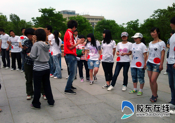 <em>大学</em>生自办创意T恤比赛 <em>单身女生</em>绘孔雀表爱情