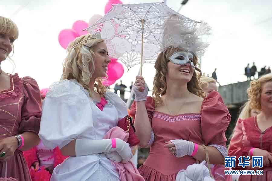 拉脱维亚首都里加上演金发女郎大游行(图) 国