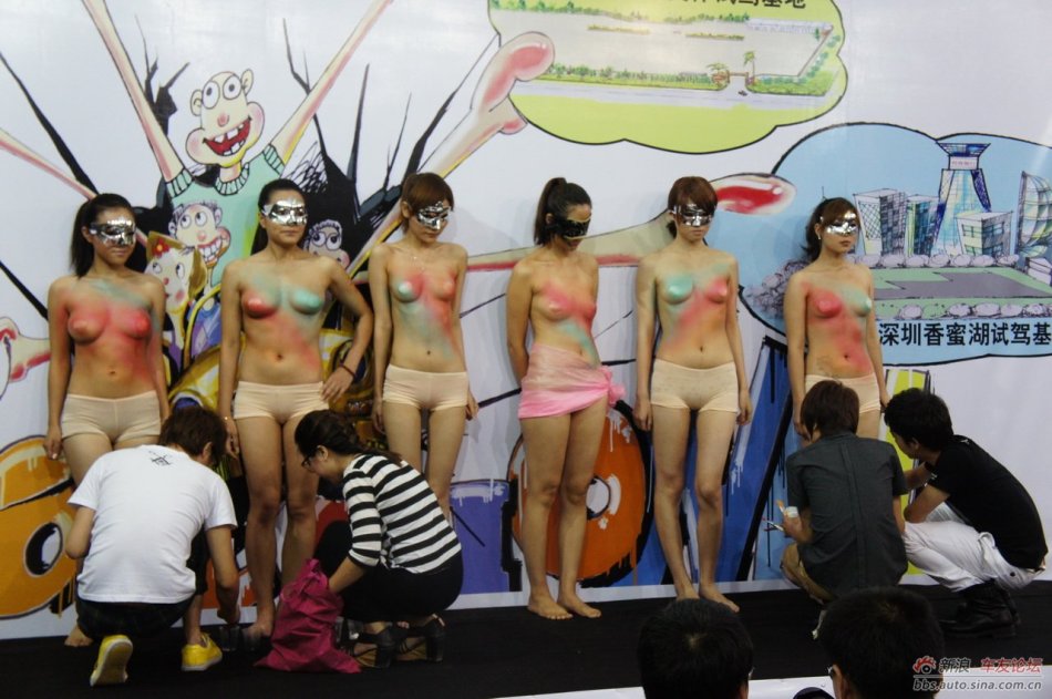 深港澳车展现场惊艳美女人体彩绘(组图)