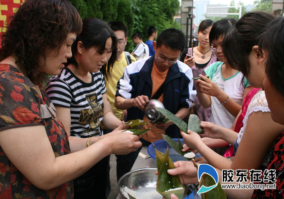 游客包粽子