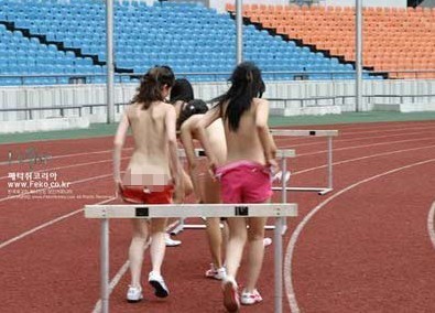 韩国美女跨栏边跑边脱 高抬腿似大型AV秀(图)
