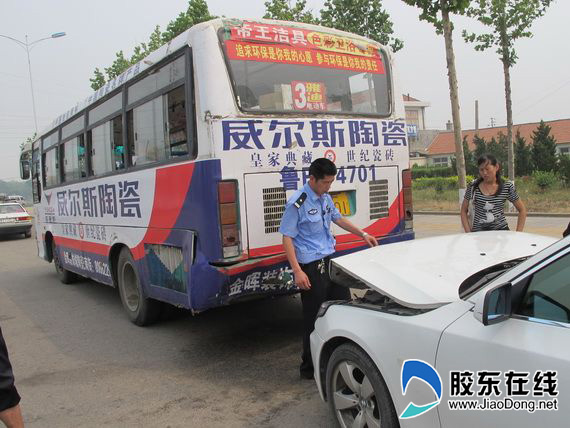 油门当成刹车踩宝马激撞公交车图
