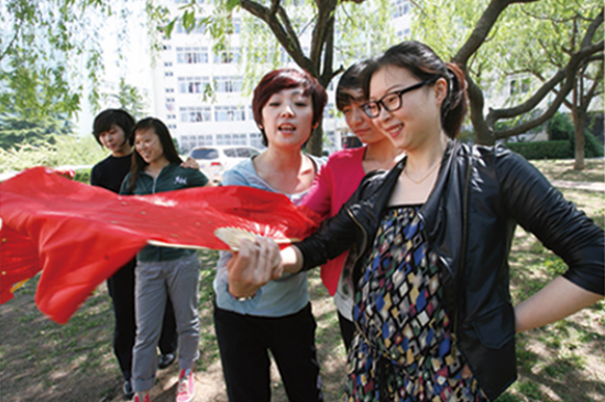 青岛校园美女警花生活揭秘:用高跟鞋捉贼(图) 