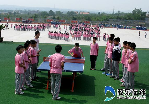 课间不做课间操 中学生打起乒乓球