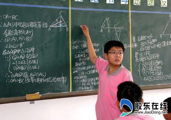 学生反串老师 有模有样有效果
