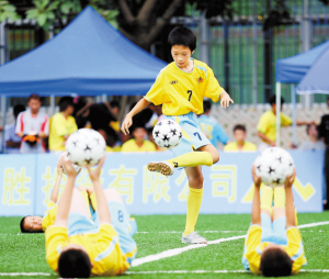 南岭铁狼小学足球赛开赛 积累8年经验人才储备