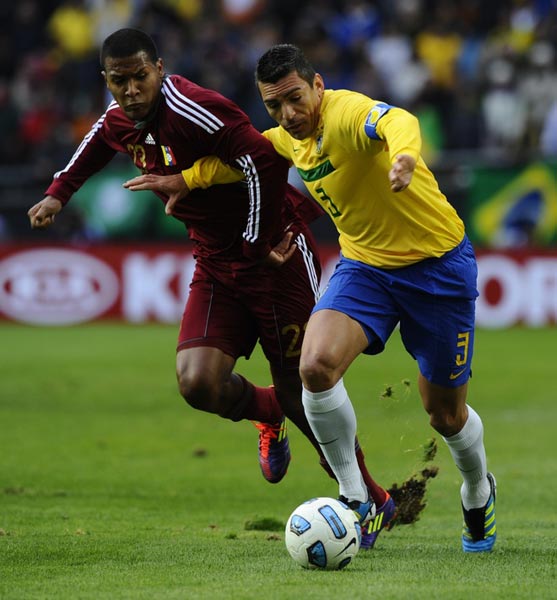 幻灯:巴西点球漏判瞬间 内马尔遭锁喉小狗进场