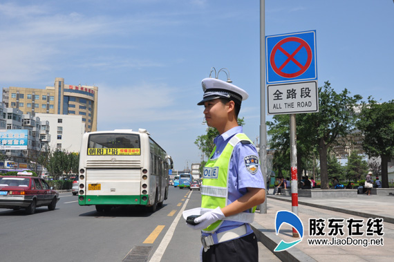 城市之门乱停车现象严重 烟台交警挥剑斩疾 