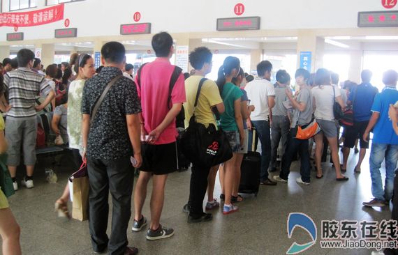 烟台汽车总站候车旅客排起长队