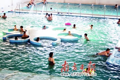 公共游泳场人满为患 泳池健康证形同虚设 曝