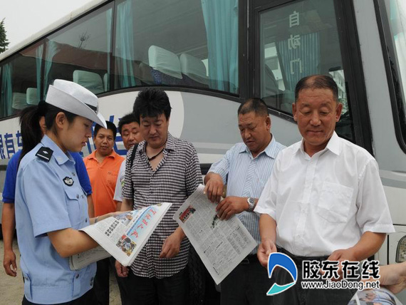交警四大队加强旅游客运车隐患排查(图)