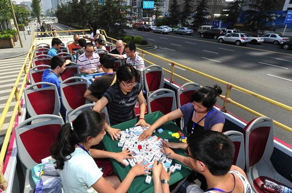 成都:麻友顶烈日公交车上打麻将引热议 汽车新闻 烟台