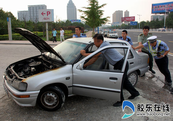 莱山一轿车跑着跑着"自焚"了 疑因短路打火(图)