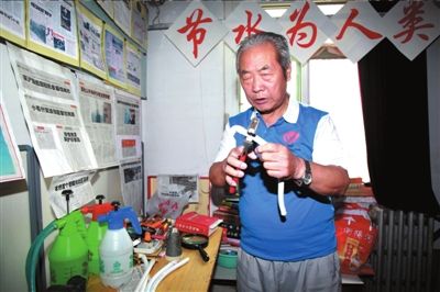 马学敏介绍自己的环保节水小发明.
