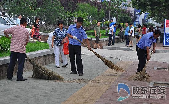 莱山机关干部走上街头清除垃圾为烟台创建文明