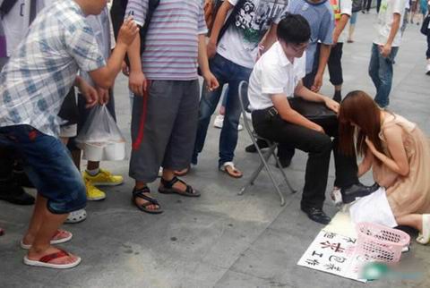 美女大学生跪地擦鞋是下贱炒作(图)