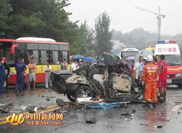 四川发生惨烈车祸 轿车被撞碎3人死亡(图)