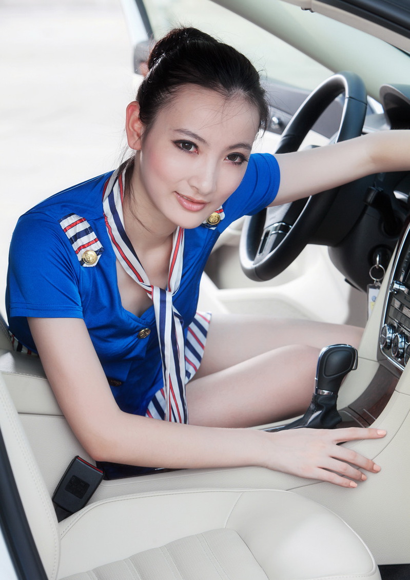 制服<em>美女</em>与帕萨特伴行 <em>香车美女</em> 烟台汽车网_