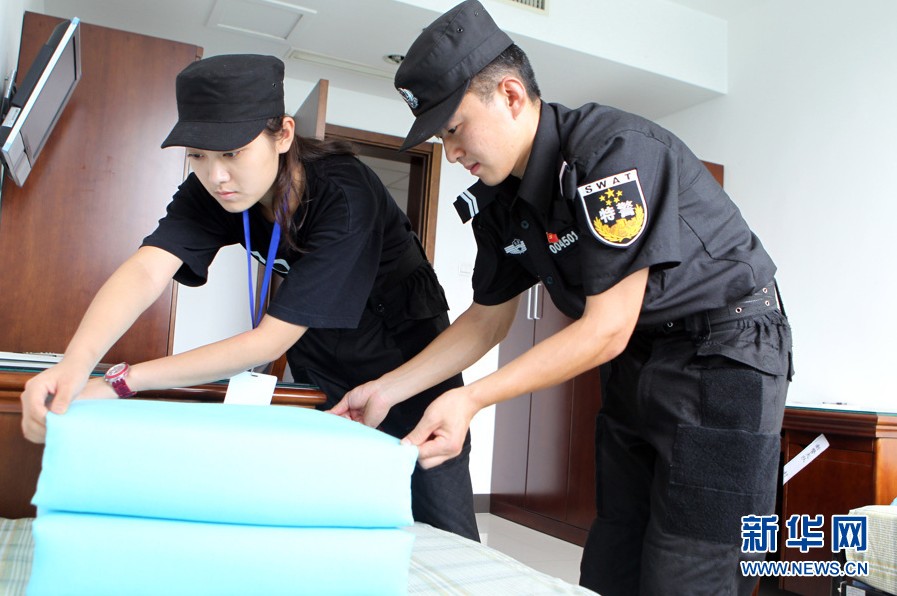 北京电影学院学生接受"特警训练"(组图)图片