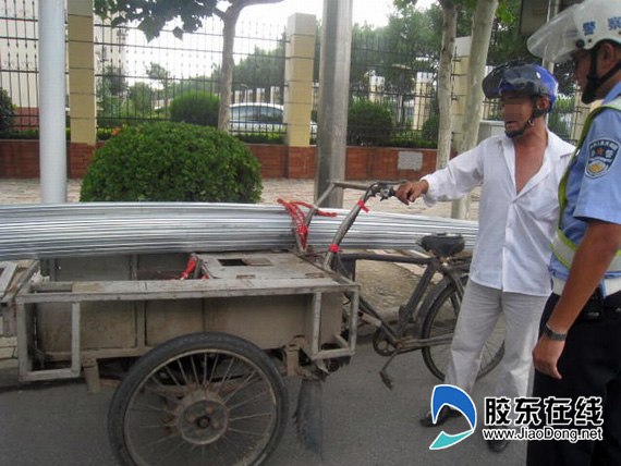胶东在线网8月30日讯(通讯员 王军良 郑人仁) 近日,开发区民警在黄山路执勤时发现一辆拼装车正搭载着长长的合金管在道路上行驶。民警立即通知驾驶员靠边停车接受检查。经过检查民警发现,这辆三轮车是由一辆两轮自行车和一辆三轮自行车拼装而成,为了运送货物方便驾驶员又为其加增了燃油动力装置。 在说明法律并晓以利害之后,执勤民警依法对车辆进行扣留,等待驾驶员的必将是严厉的处罚。