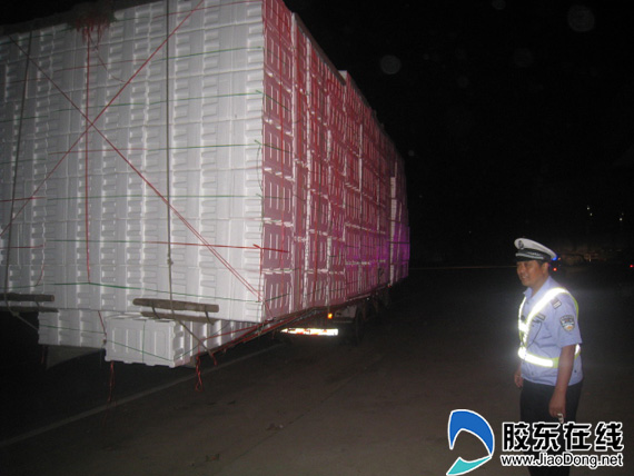 超长拉载果箱 轻 货车 拖着火车厢 图 招远新闻高清图片