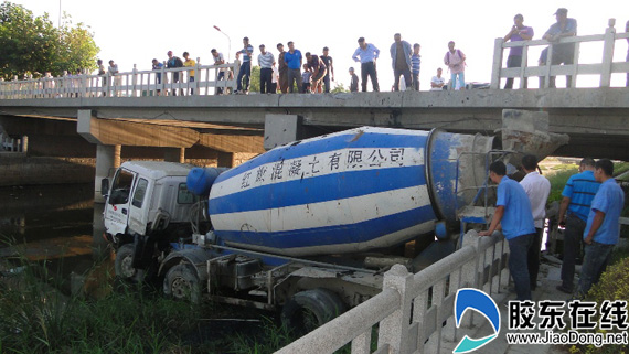 大罐车冲进柳子河(组图)