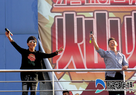 羽泉隔空对唱粉丝疯狂 经典老歌万人追随(组图
