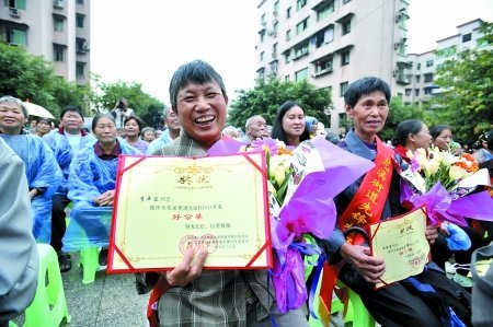 重庆300名小学生集体为长辈洗脚 家长哭成一片