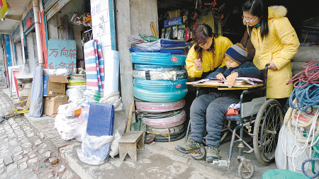 杂货店里残疾少年上央视 身残志坚成学习榜样