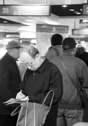 首届中老年人招聘会人气旺 老干部会上找 婆家