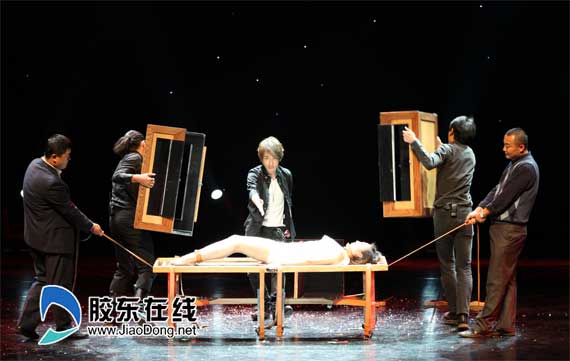 刘谦 腰斩 性感美人 真空瞬移震撼全场(组图) 科