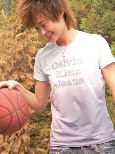 李宇春秀大篮球技艺 胯下运球撞飞男对手上篮