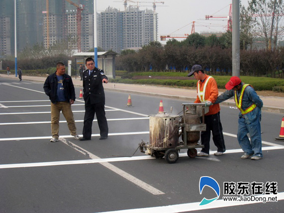 开发区交警施划震荡减速标线图