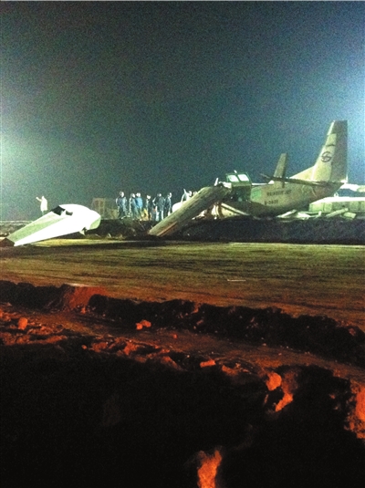 一小型民用飞机唐山迫降折翼 两机组人员受伤