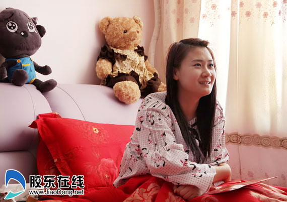 专题:烟台女孩拒绝冷漠 感动中国 胶东在线网11月12日讯(记者 贾楚航 任淑云)本网刊发的《女孩以身挡车救人被撞 烟台上演“最美”传奇》引发全国强烈反响。截至今天上午,已有上百家媒体转发,数十家国内知名媒体与本网记者联系,对车流救人的刁娜表示赞赏,其中,中央电视台欲评选刁娜为“年度法治人物”,并邀请其出席下月在京举行的颁奖盛典,上海东方卫视邀请刁娜做客《东方直播室》,将人性的关爱撒播到更多心田。 目前,刁娜被烟台市妇联授予“三八红旗